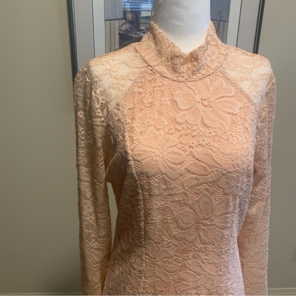 VENUS lace peach cream dress - Picture 3 of 17
